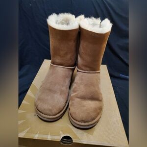 Size 8 Uggs with Bailey Bow Like New!!